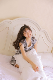 女子双手双脚被胶水粘住无法自救
